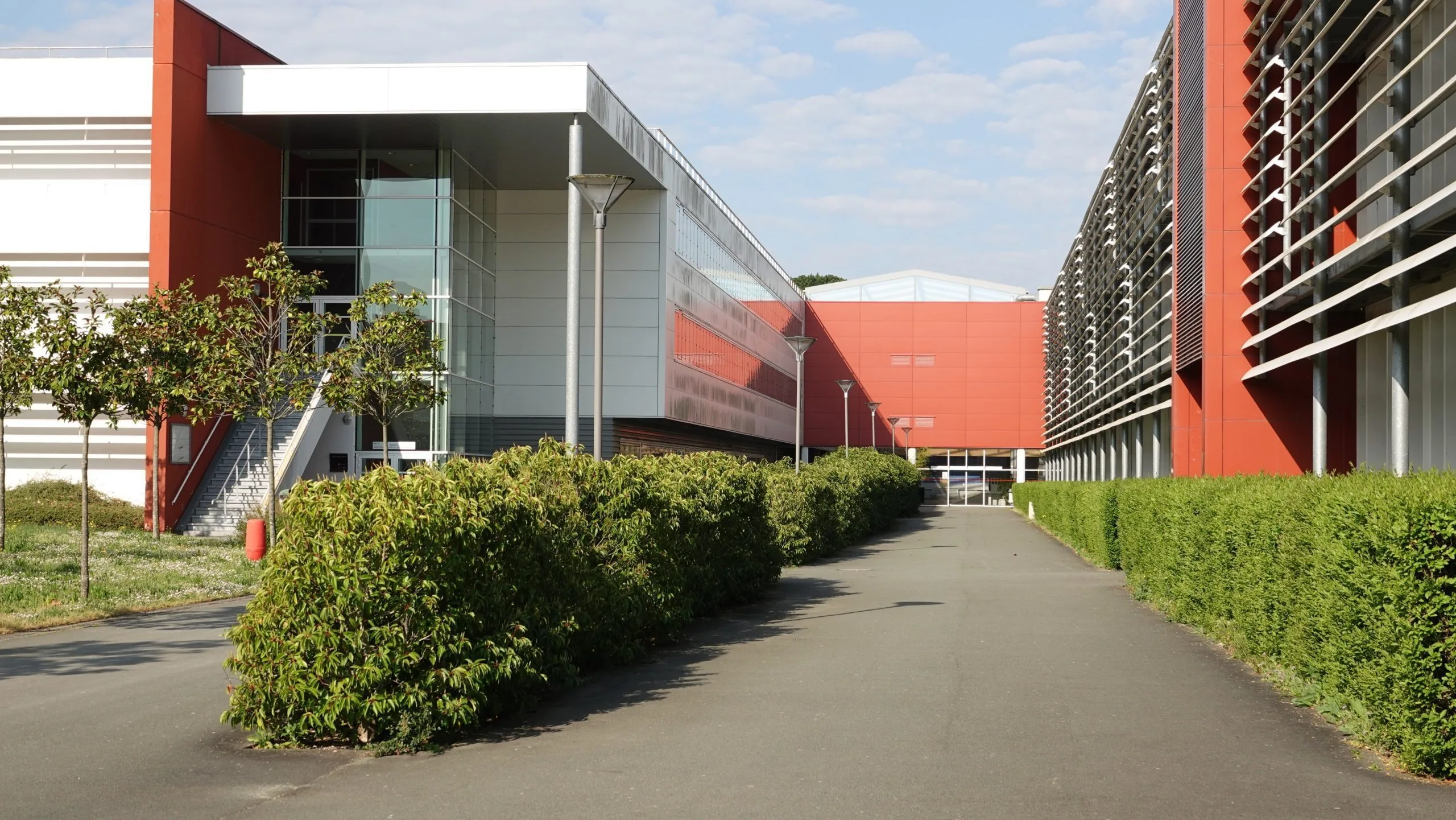 face du lycée